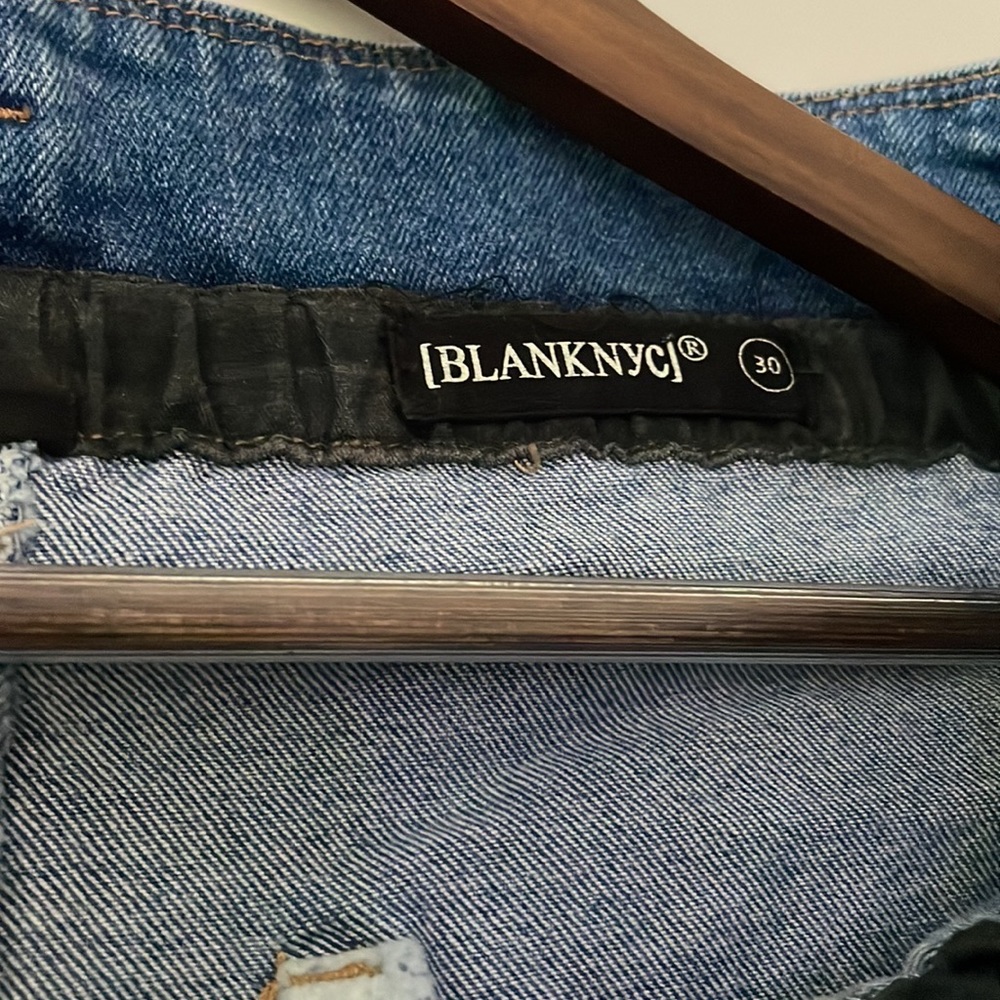 Elastic high rise worn jeans